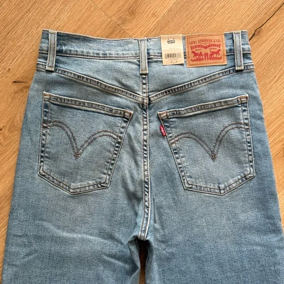 Levi's Ribcage bell Jeans- 29x32 - Picture 5 of 8